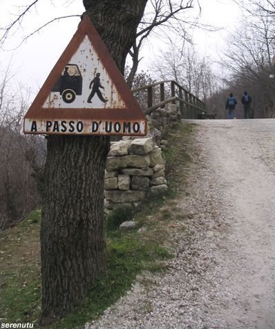 Strada in località Mondaresca, vicino ad Arfanta, tra i colli di Conegliano , Corbanese, Refrontolo e Tarzo (foto Serenutu).