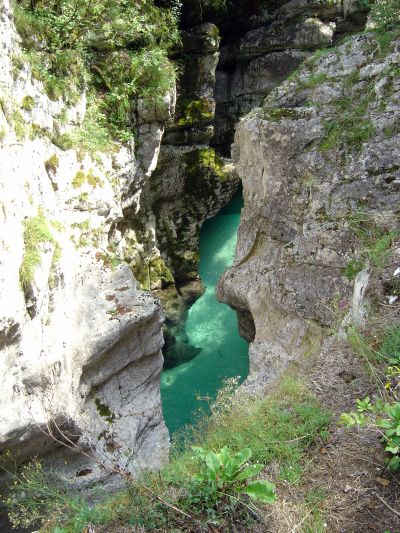 L'Isonzo, placido sul fondo di una delle gole che si e' scavato negli anni. Si intravvedono anche alcune trote. Non fatevi ingannare dalla trasparenza, qui ci sono metri d'acqua, non pochi centimetri!