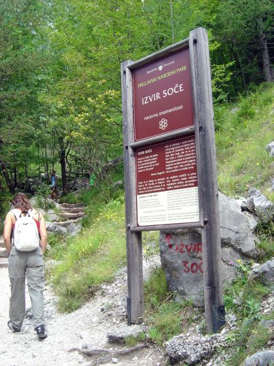 Si inizia qui, dietro al piccolo bar-trattoria, la breve escursione alle sorgenti dell'Isonzo.