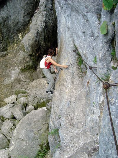 Alcune funi fisse (acciaio) lungo il sentiero attrezzato. Qui siamo praticamente di fronte alla grotta della sorgente.