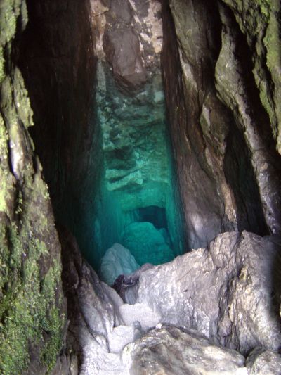 La grotta della sorgente dell'Isonzo. Difficile percepire dove il pelo dell'acqua lambisce la roccia circostante. Assolutamente da vedere!