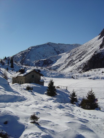 Ecco il Rifugio Colbricon! Alla sua destra, quella parte bianca e piatta e' uno dei Laghi del Colbricon. Notare le impronte di varia natura sulla superfice ghiacciata ed innevata.