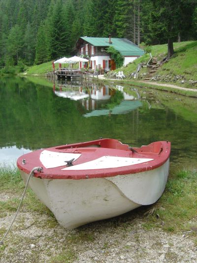 Pace e relax sulle sponde del piccolo lago d'Ajal.