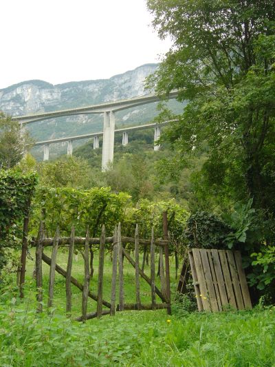 Architetture a confronto. Classico e moderno, connubio un po' forzato ma d'altra parte le autostrade in legno non le sappiamo ancora fare.