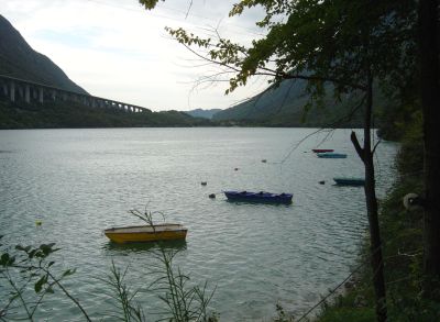 Una splendida vista sul Lago Morto, da nord verso sud, verso la spiaggia di sassi.