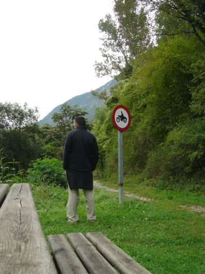 Terminata la prima metà del giro, partendo dalla spiaggia e spingendosi a nord in senso orario, una piccola area di sosta consente di riposare qualche minuto.