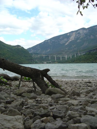 Il Lago Morto visto dalla spiaggetta di sassi lungo la sponda sud.