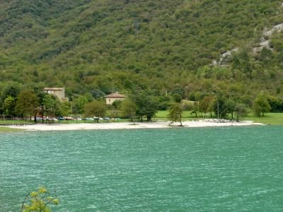 La spiaggia a sud del Lago Morto, vista da est, dall'ultima parte del tracciato.