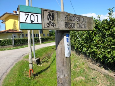 Il segnavia 701 a Campomolino, dove inizia il Percorso del Bosco Zacchi (oggi interrotto dalla costruzione di una nuova strada).