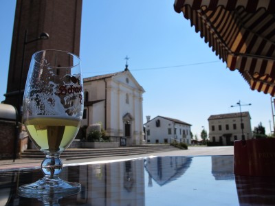 La tranquilla piazza di Campomolino, vista dall'osteria di fronte la chiesa.