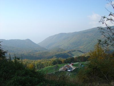 Malga Cercenedo vista dalla traccia che da nord ne aggira i confini.