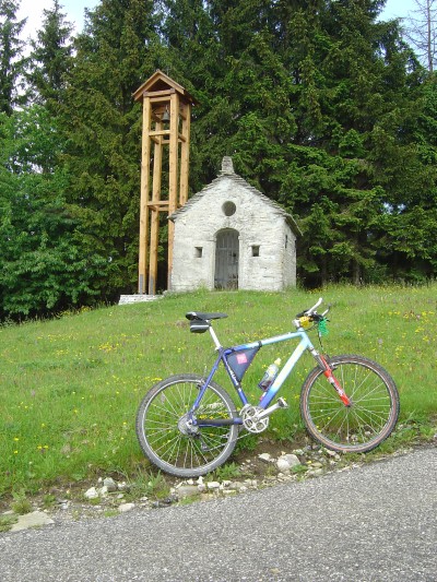 Poco prima di arrivare alla Malga, si pedala vicino a questa splendida chiesetta. La posizione sul limite del bosco le dona un fascino particolare. Notare la pendenza della stradina... Per fortuna manca veramente poco!!!