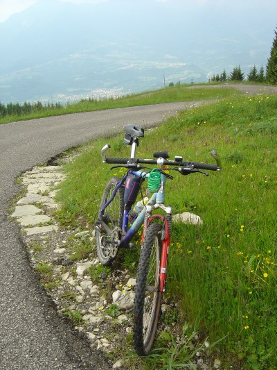 Dalla chiesetta, come anche da Malga Mezzomiglio, si gode di un ottimo panorama sull'Alpago, e sul monte Dolada che sta praticamente di fronte a noi!