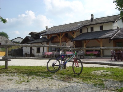 Malga Mezzomiglio. Alla fine della salita, con un po di fiatone, finalmente posso appoggiare la mtb allo steccato e concedermi un po di pausa.