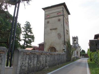 La torre storta di Vistorta. La torre è vicina alla chiesa da dove parte il giro (giretto) di oggi.