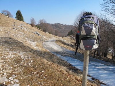 Ultimi metri della strada che sale da Mezzomonte verso il Cansiglio.