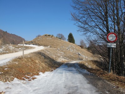 Il punto in cui la strada da Mezzomonte si unisce alla dorsale Cansiglio-Piancavallo.