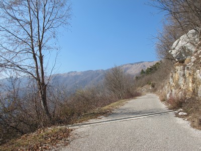 La parte iniziale della strada, poco sopra il cimitero di Mezzomonte.