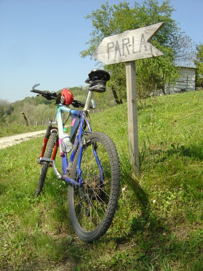 Mire Alte: gran fatica, si sale, ci si mette perfino in piedi sui pedali, si suda e si respira a fatica. Poi arrivano posti dove il fiato corto ed il panorama ti portano a fermarti, guardare intorno ed ammirare il posto in cui soffri e godi. Un paio di minuti e ti senti di nuovo carico, felice. Vuoi salire ancora, riprendi la bici e parti... ma verso dove?