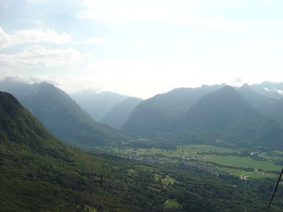 Panorama sulla conca di Bovec, salendo con la cabinovia di Monte Canin.