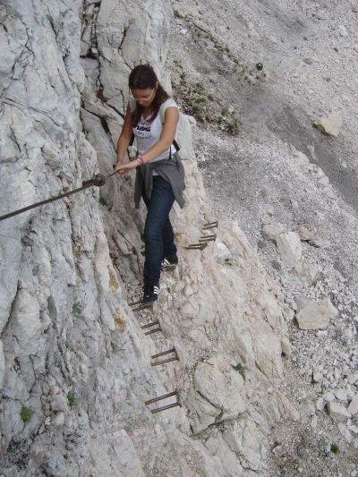 Il sentiero per Petra Skalarja diviene ben presto un percorso attrezzato. Qui in foto i primi tratti attrezzati. Direi che possiamo definirlo una ferrata facile.