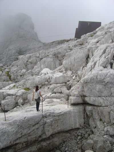 Finalmente nei pressi del rifugio (Dom) Petra Skalarjain. Avvistato quasi 15 minuti prima, ma raggiunto solo ora.