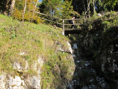 Subito il sentiero ci rallegra con un piccolo ponte tra due rocce.