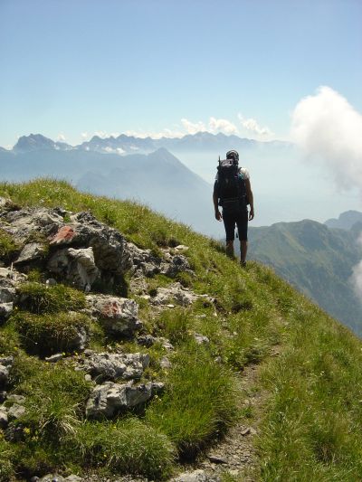 Uno dei tratti panoramici del sentiero di discesa dalla cima Pelf.