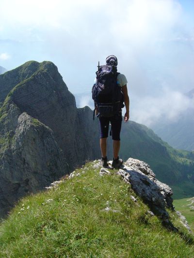 Una pausa su uno degli spuntoni scendendo da cima Pelf. Puo' capitare di avvistare qualche camoscio.