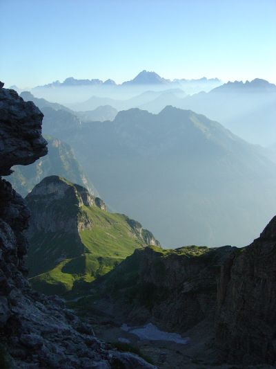 Iniziamo a scendere verso Forcella del Marmol. Il sentiero attrezzato Marino Guardiano salira' sulla parete di destra, anche se ancora non capiamo bene a che altezza.