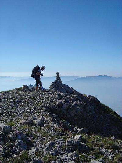 Eccoci sulla prima cima che incontriamo sul nostro cammino. Ci illudiamo per un attimo che sia cima Pelf, ma in realta' ci manca ancora un buon tratto in cresta.