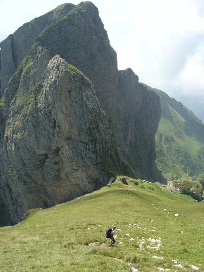 In discesa da cima Pelf, teniamo fisso come riferimento il Sass del Mel, lo spuntone qui in foto.