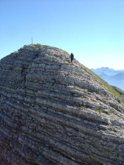 A pochi passi dalla cima del Pelf, dopo un buon tratto di saliscendi su cresta.