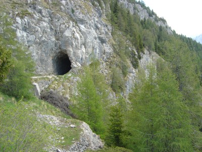 Ad un kilometro dalla cima (o poco piu') si passa attraverso una galleria buia con tracciato non rettilineo. C'e' una decina di metri di zona particolarmente buia dove si deve far particolare attenzione ad eventuali escursionisti.