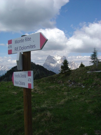 Poco lontano dalla Cima del Rite, presso l'ultima fermata della navetta, un po di segnaletica indica la strada. Sullo sfondo il mitico Monte Pelmo.