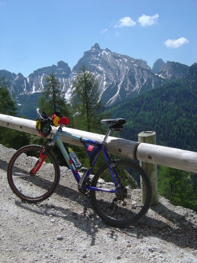 La strada sterrata, che sale all cima del Monte Rite, non e' complessa e presenta scorci panoramici mozzafiato. Attenzione, nel periodo di apertura del Museo Delle Nuvole, c'e' un servizio navetta che transita sulla sterrata. Occhi aperti!!!