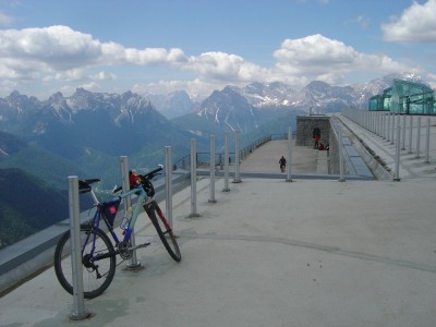 Alla fine della salita, il punto piu' alto del Museo delle Nuvole si unisce alla cima stessa. La mia mtb e' qui parcheggiata sul tetto stesso del Museo delle Nuvole.