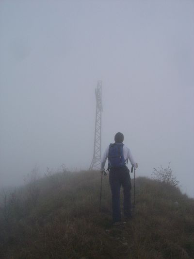 Fa capolino finalmente la grande croce sulla cima dello Sperone. E la nebbia non accenna a diradarsi.