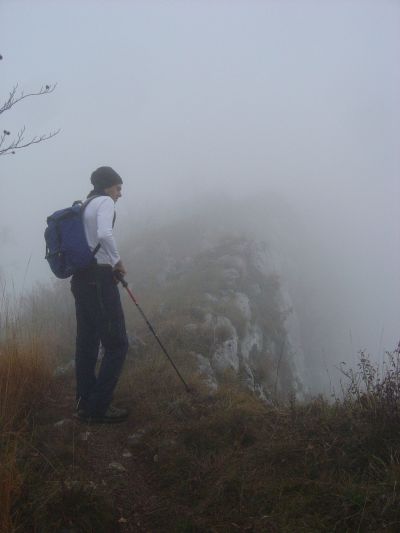 Sempre più vicini alla cima. Il sentiero ci porta ora a camminare sul bordo di pareti molto verticali, delle quali possiamo solo immaginare la parte iniziale, avvolta nella nebbia.