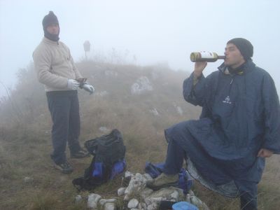 Nessun panorama da ammirare, proprio qui dove avremmo 360 gradi di piacere per gli occhi. Non ci resta che consolarci e riscaldarci nel modo più classico, quattro risate ed un po' di vino buono!