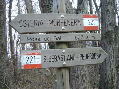 Monte Tomba: indicazioni per Posa dei Bai ed Osteria Monfenera.