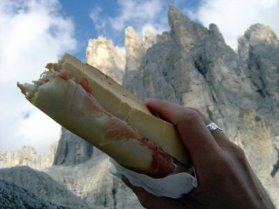 Siamo oramai in vista del Rifugio Pradidali. Sono quasi tre ore che saliamo, una bella pausa ce la meritiamo davvero!