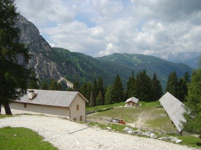 Malga Fiorentina a quota 1799. Siamo un po dopo meta' del percorso per il rifugio.