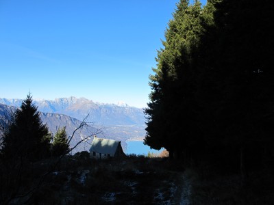 Ed eccoci alla Casera di Pian de la Pita. Piccola struttura affacciata sul Lago di Santa Croce.