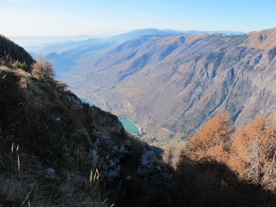 Camminando sul piccolo sentiero iniziamo a scorgere il fondovalle al di là del Pizzoc, la vallata del Fadalto.