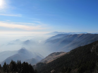 Prima di rientrare, un ultimo regalo autunnale, la Valsana ed i laghi di Revine, semi nascosti dalle foschie. Spettacolare.