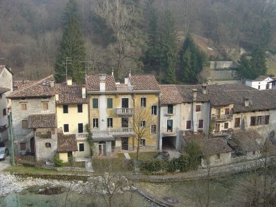 Polcenigo vista dalla strada che sale al castello.