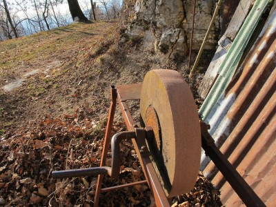 La mola presso il casolare che sta alla fine della strada.