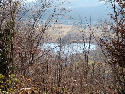 Il panorama sui laghi di Revine, che di tanto in tanto fa capolino mentre saliamo.