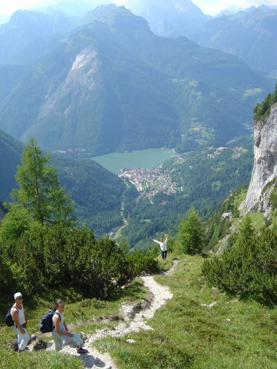 Sul sentiero "Ru de Porta", dal lago Coldai ai Piani di Pezzè. Sullo sfondo Alleghe ed il lago omonimo.